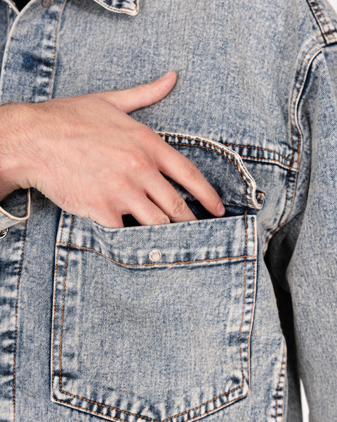 DENIM TRUCKER JACKET IN TINTED WASH