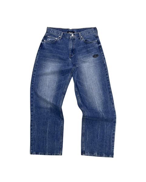EMBLEM BAGGY JEANS IN CLASSIC WASHED