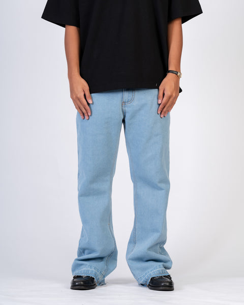 FLARED DENIM JEANS IN LIGHT WASH