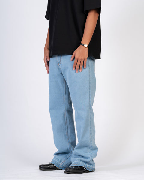 FLARED DENIM JEANS IN LIGHT WASH