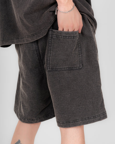 EMBOSSED SWEATSHORT IN WASHED BLACK