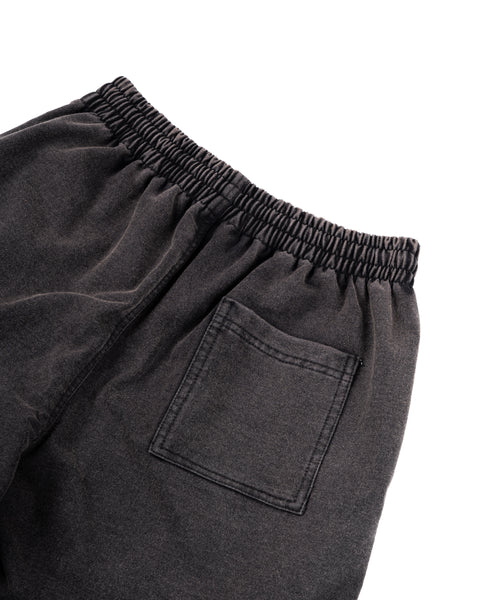 EMBOSSED SWEATSHORT IN WASHED BLACK