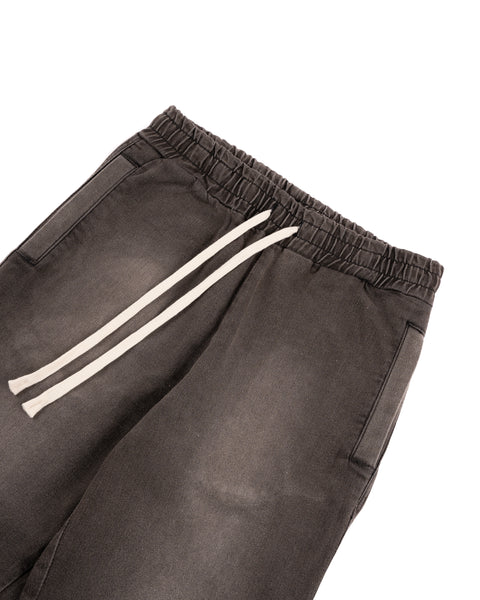 RELAXED DENIM FLARED PANTS IN PIGMENT WASHED