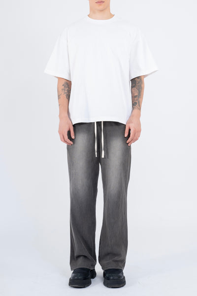 RELAXED DENIM FLARED PANTS IN PIGMENT WASHED