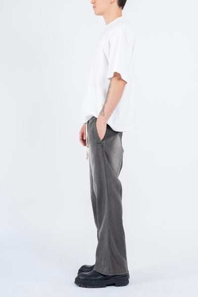 RELAXED DENIM FLARED PANTS IN PIGMENT WASHED