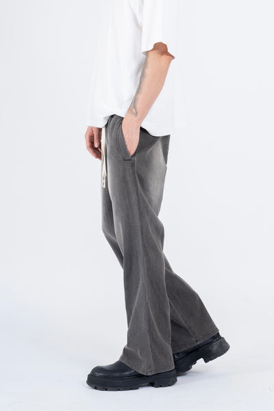 RELAXED DENIM FLARED PANTS IN PIGMENT WASHED