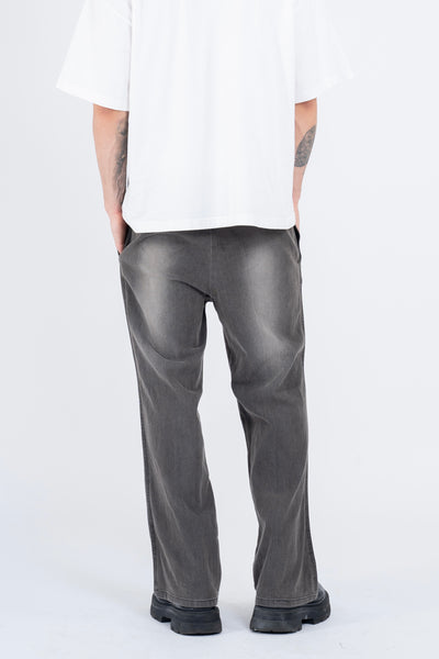 RELAXED DENIM FLARED PANTS IN PIGMENT WASHED