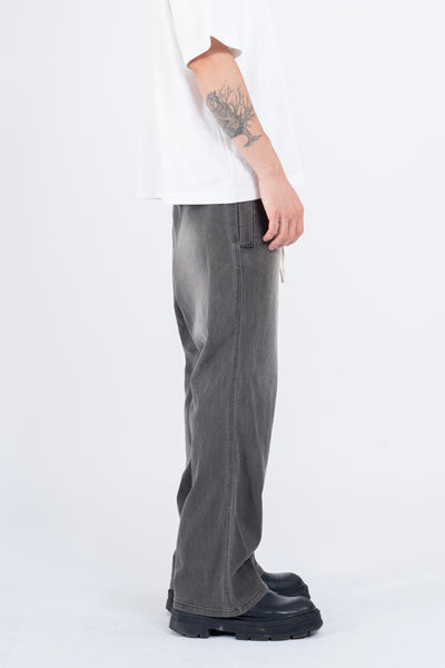 RELAXED DENIM FLARED PANTS IN PIGMENT WASHED