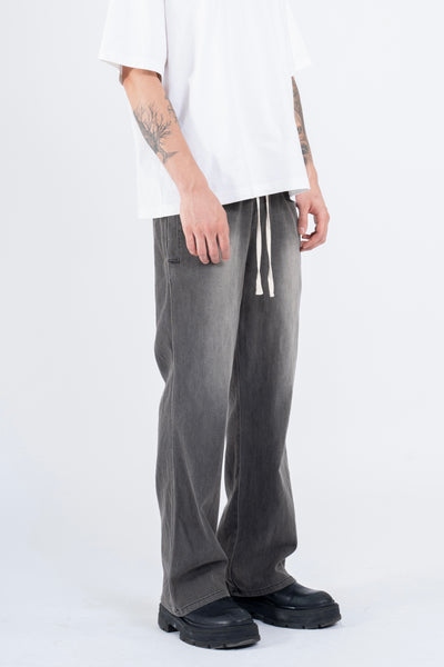 RELAXED DENIM FLARED PANTS IN PIGMENT WASHED