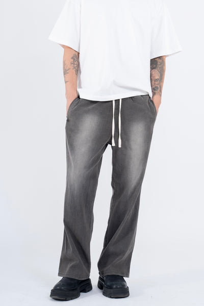 RELAXED DENIM FLARED PANTS IN PIGMENT WASHED