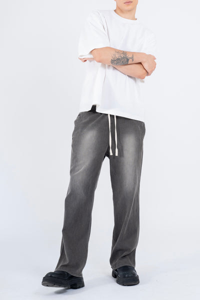 RELAXED DENIM FLARED PANTS IN PIGMENT WASHED