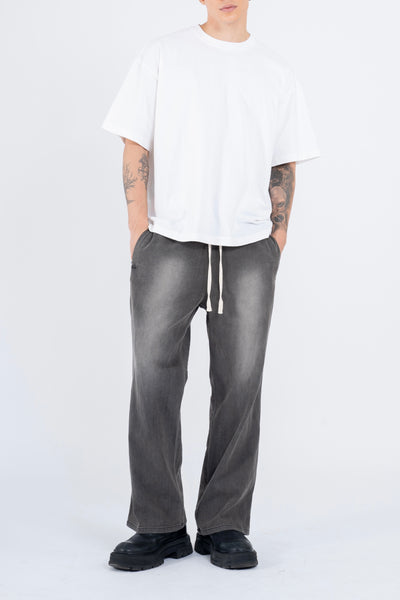 RELAXED DENIM FLARED PANTS IN PIGMENT WASHED