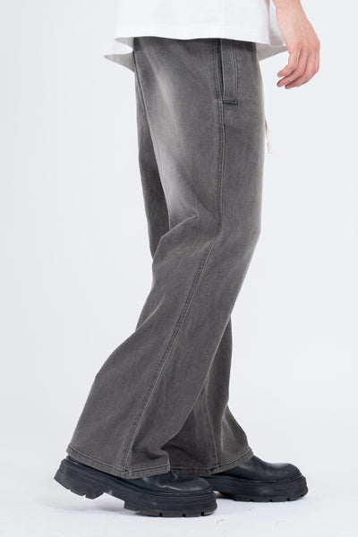 RELAXED DENIM FLARED PANTS IN PIGMENT WASHED