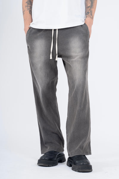 RELAXED DENIM FLARED PANTS IN PIGMENT WASHED