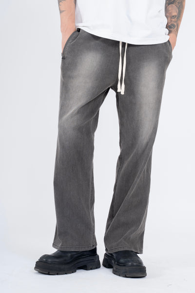 RELAXED DENIM FLARED PANTS IN PIGMENT WASHED