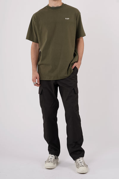 LOGO TEE IN OLIVE